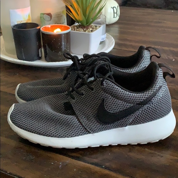 Nike Shoes - NIKE ROSHE 🖤